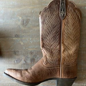 Ariat woman’s cowboy boots size 8
